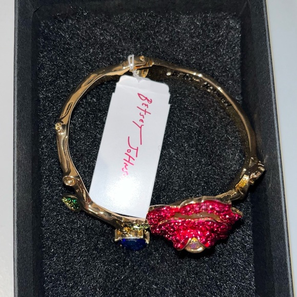 SALE 🚨 NWT HOLIDAYS BETSEY JOHNSON ROSE FLOWER
HINGED BANGLE CUFF BRACELET - Picture 10 of 11